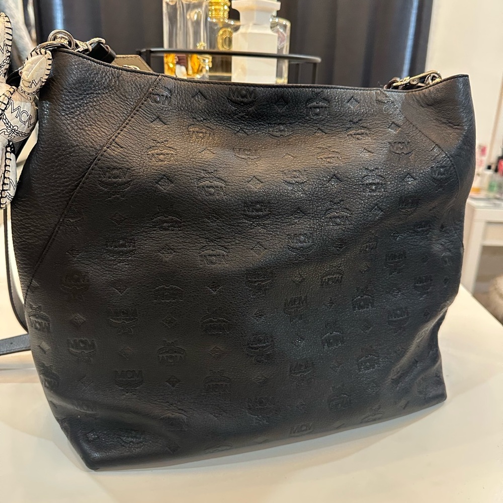 MCM Leather Shoulder Bag & key chain bunny - Picture 5 of 16